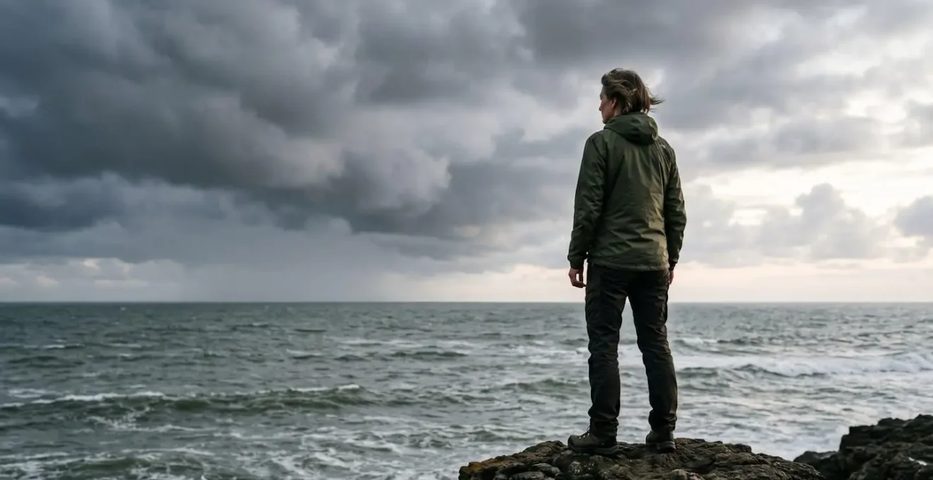 Silhouette sereine face a une mer agitee, symbole de la resilience mentale construite en amont d'une crise