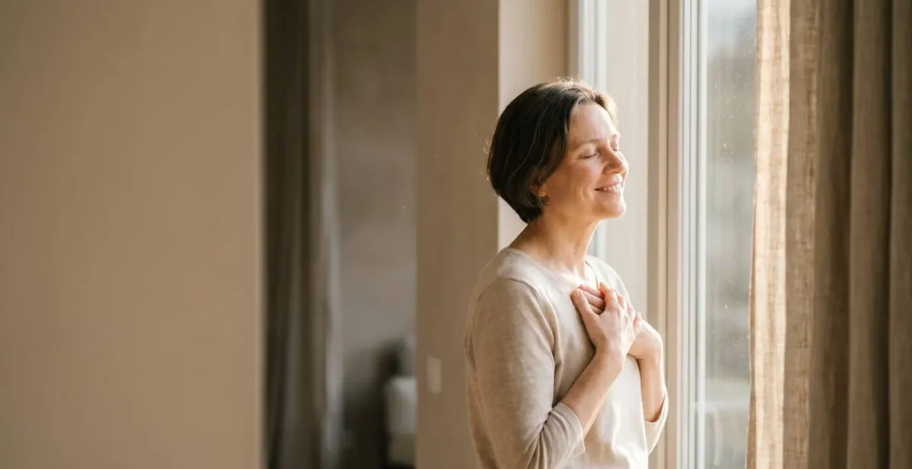 Personne au visage apaisé et souriant, baignée dans une lumière matinale douce, symbolisant la joie intérieure durable