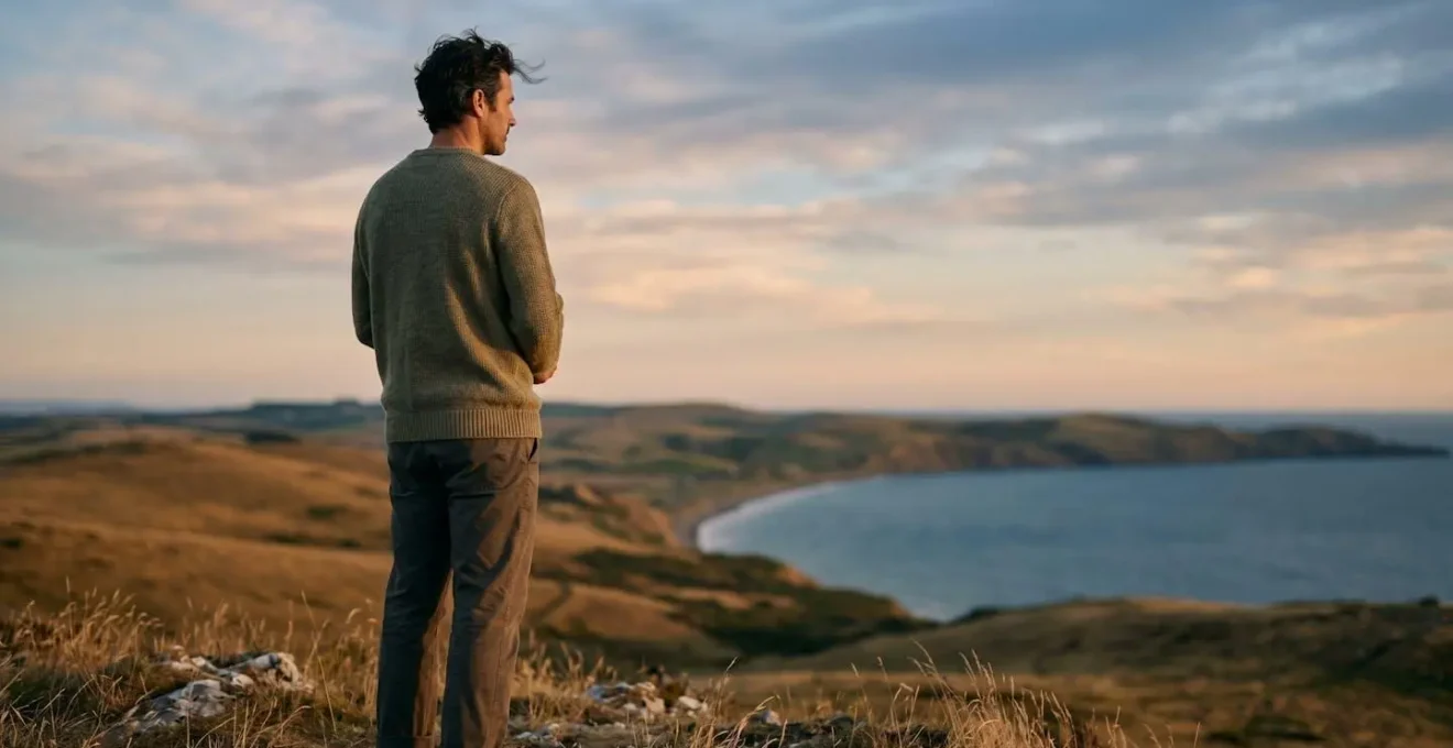 Une personne contemplant un paysage naturel au lever du jour, symbolisant la redefinition personnelle du succes loin des standards sociaux