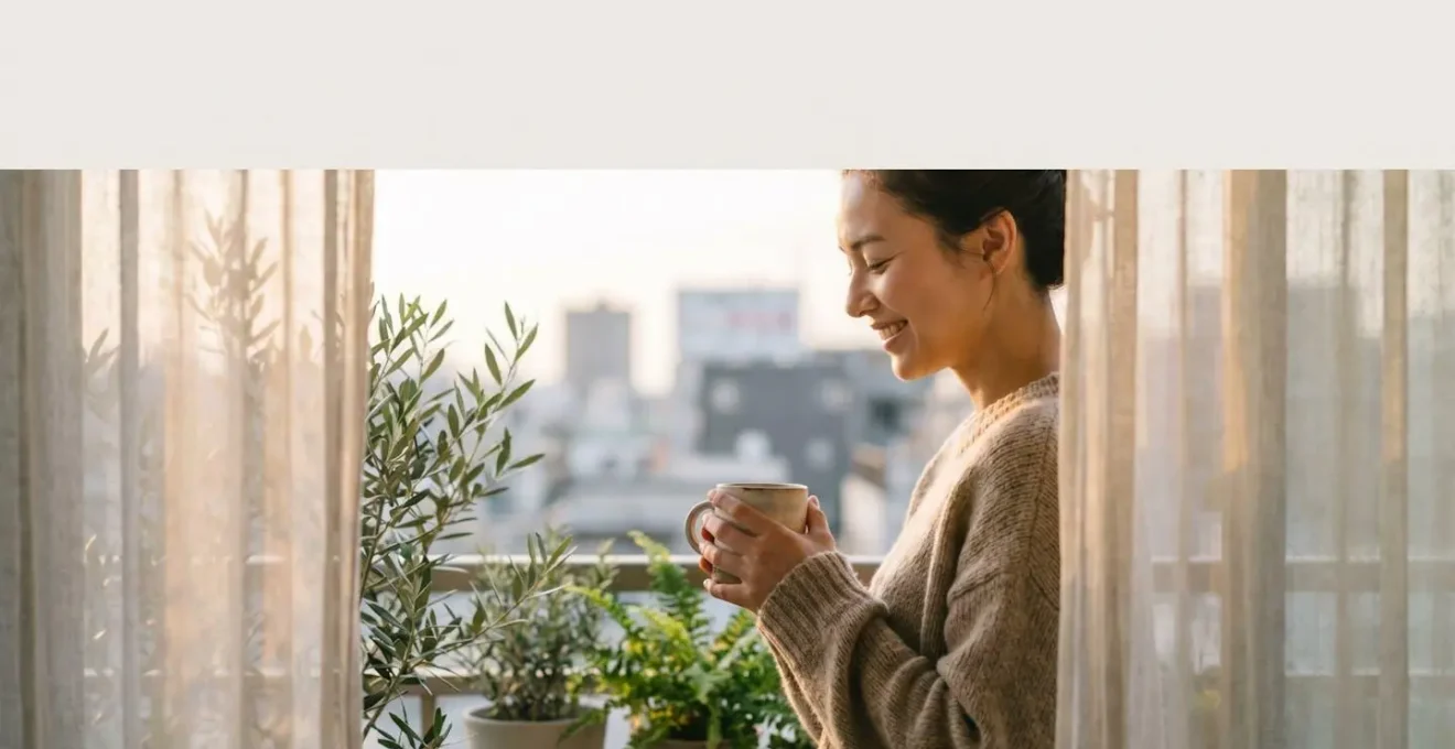 Une personne savourant un moment de calme au lever du soleil, symbole de la transformation des recherches sur le bonheur en gestes concrets du quotidien
