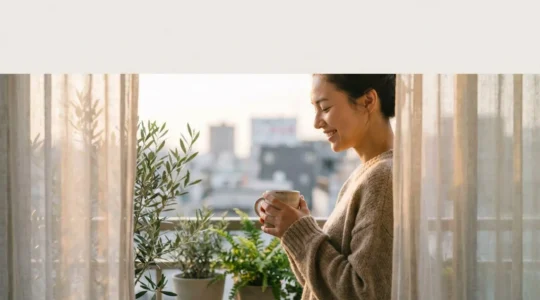 Une personne savourant un moment de calme au lever du soleil, symbole de la transformation des recherches sur le bonheur en gestes concrets du quotidien